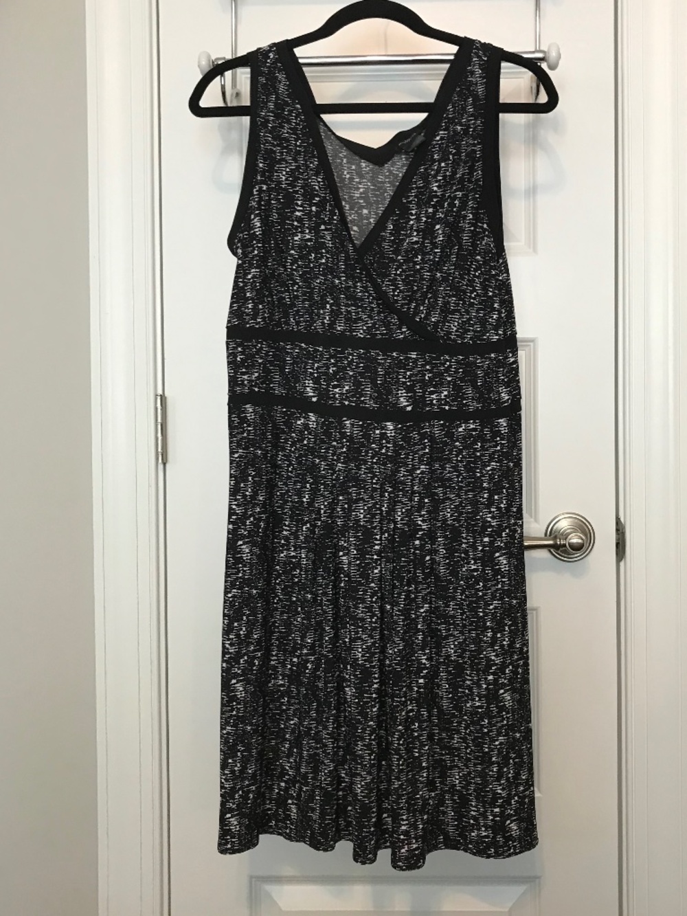 Ann Taylor sleeveless b&w easy slip-on v-neck stretchy midi dress (MP)